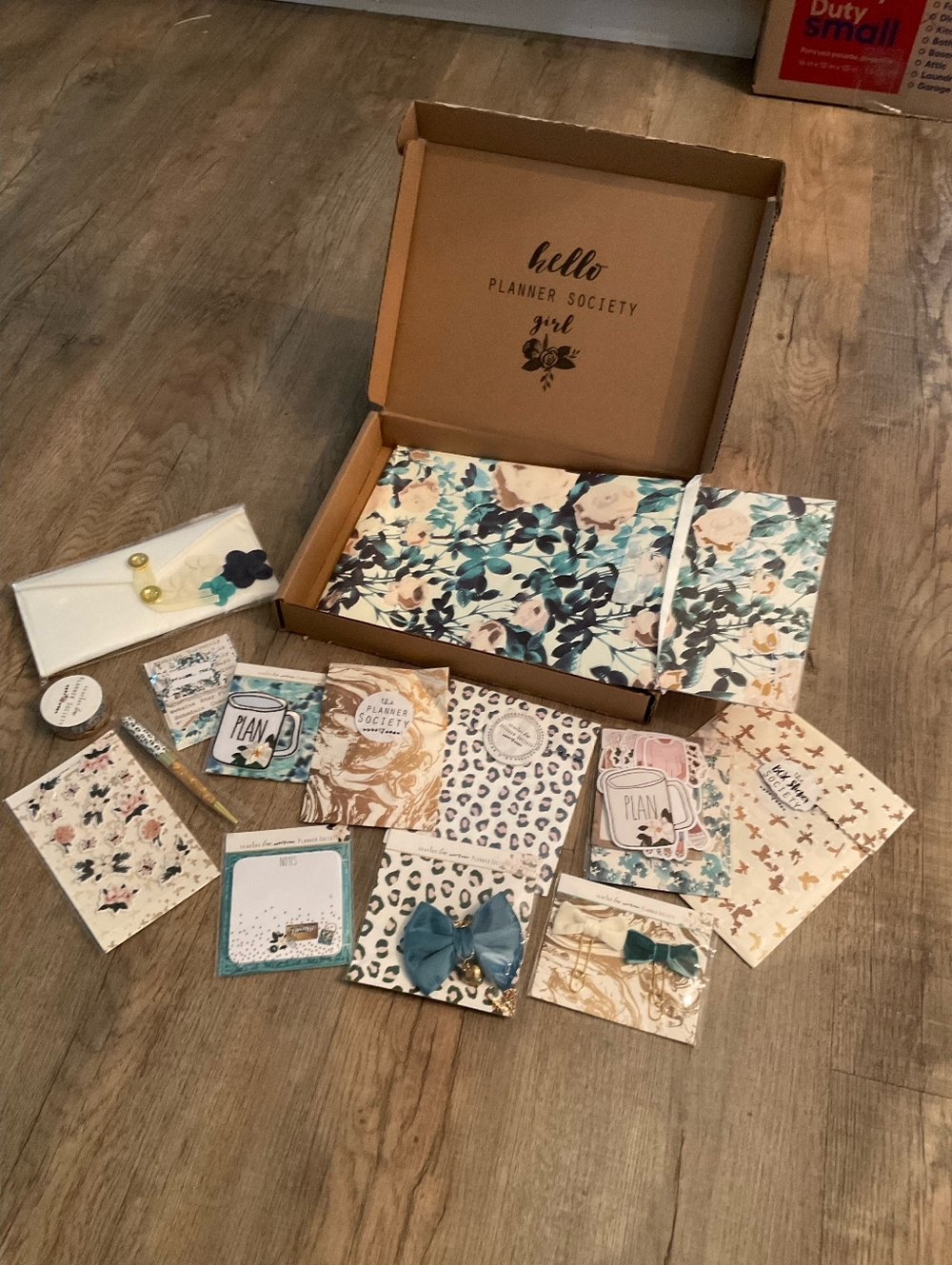 #3 The April 2018 Planner Society kit typically included - Picture 2 of 3
